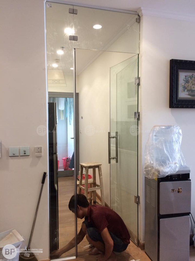lắp cửa kính 1 cánh nhà chị Linhh Time city